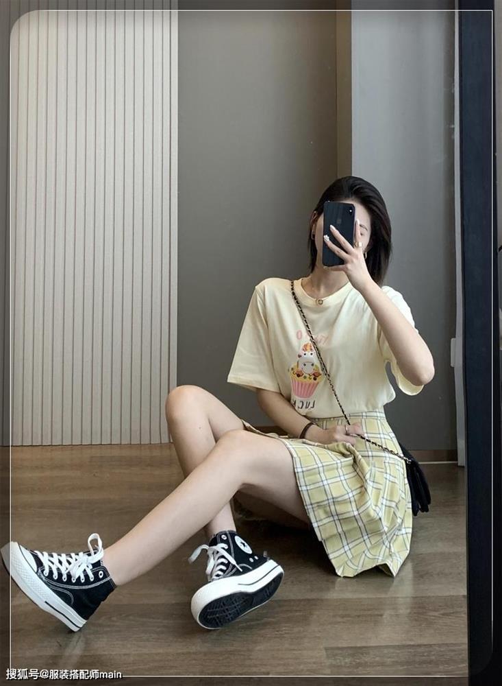 Công thức mix đồ với chân váy xếp ly cho nàng đi làm đến dạo phố đẹp đỉnh-1