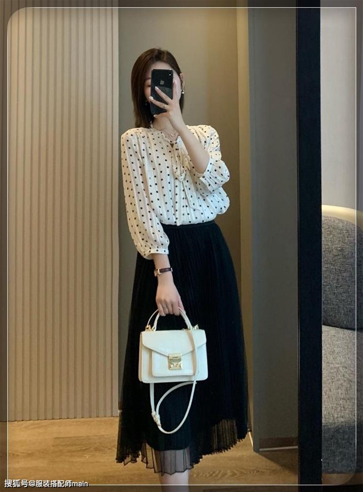 Công thức mix đồ với chân váy xếp ly cho nàng đi làm đến dạo phố đẹp đỉnh-8