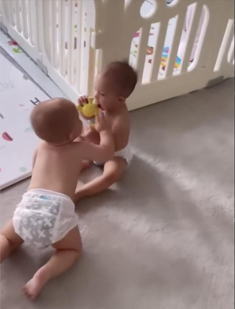 Cặp sinh đôi nhà Hà Hồ học ba Kim Lý bán nude tại gia-2