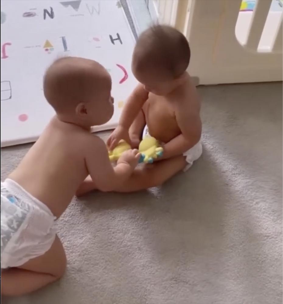 Cặp sinh đôi nhà Hà Hồ học ba Kim Lý bán nude tại gia-3