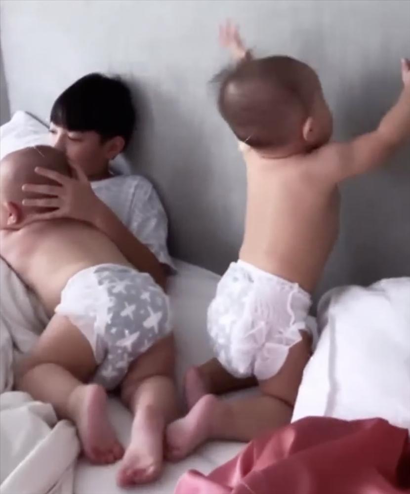 Cặp sinh đôi nhà Hà Hồ học ba Kim Lý bán nude tại gia-6