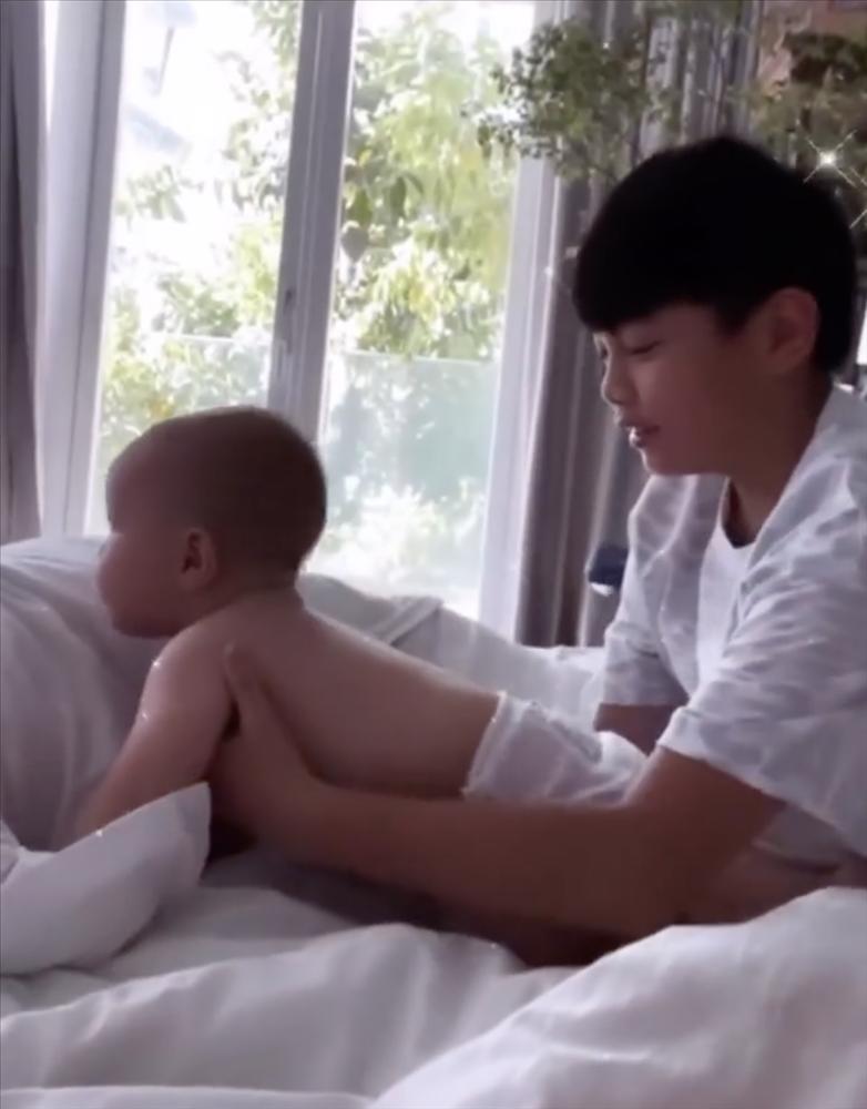 Cặp sinh đôi nhà Hà Hồ học ba Kim Lý bán nude tại gia-7