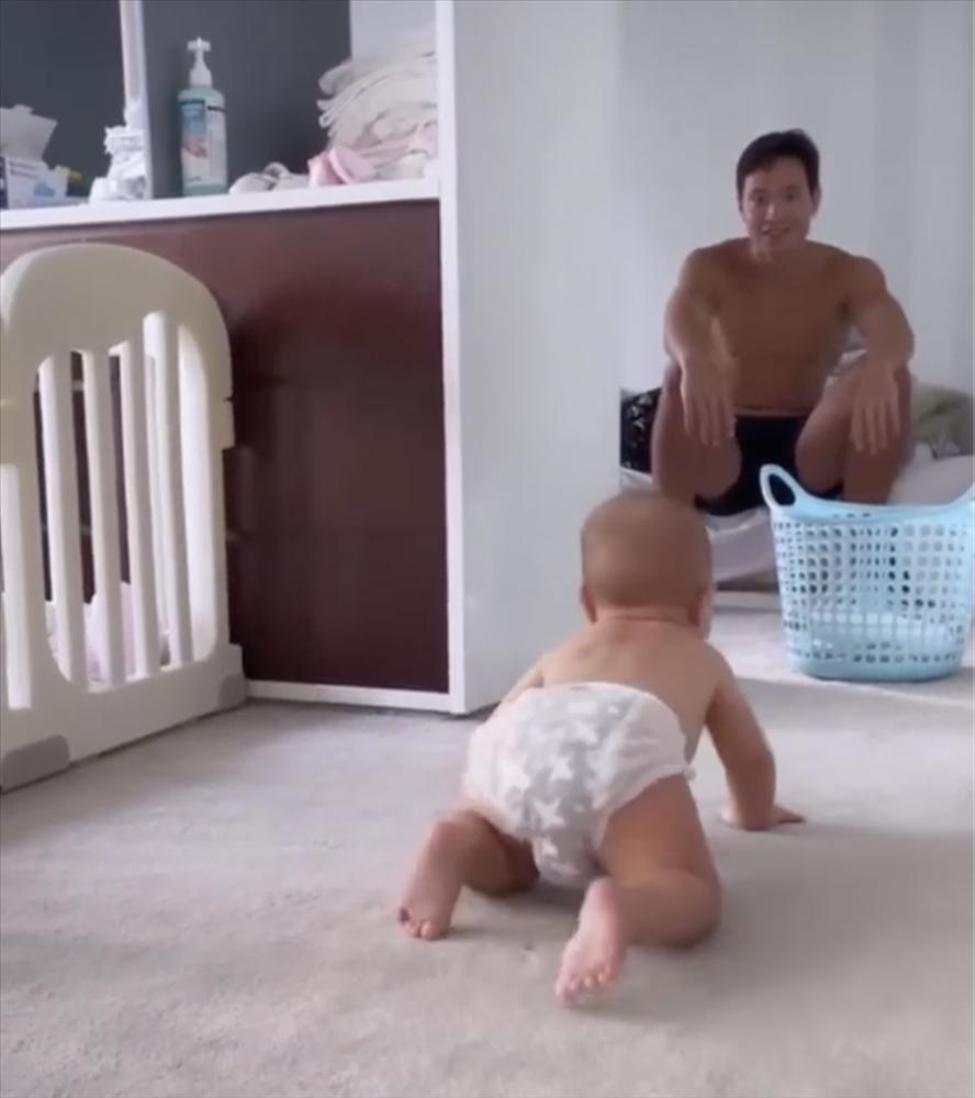 Cặp sinh đôi nhà Hà Hồ học ba Kim Lý bán nude tại gia-5