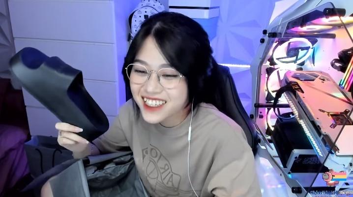 Thủy Tiên đập hộp dép lê 12 triệu, netizen mỉa chợ Đồng Xuân giá 12k-2