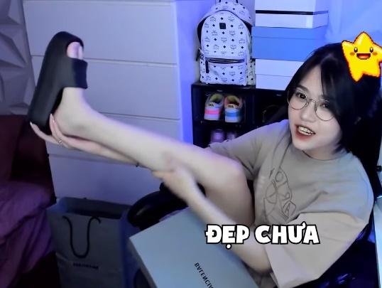 Thủy Tiên đập hộp dép lê 12 triệu, netizen mỉa chợ Đồng Xuân giá 12k-5