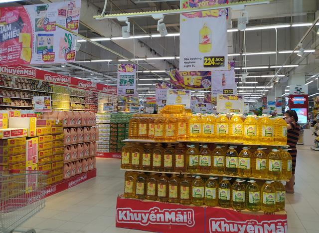 Sau 1 đêm, các siêu thị tại Hà Nội vắng người dù hàng hóa đầy ắp kệ-1