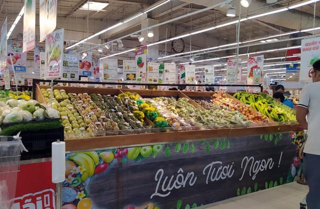 Sau 1 đêm, các siêu thị tại Hà Nội vắng người dù hàng hóa đầy ắp kệ-2