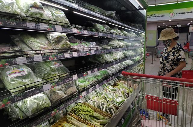 Sau 1 đêm, các siêu thị tại Hà Nội vắng người dù hàng hóa đầy ắp kệ-5
