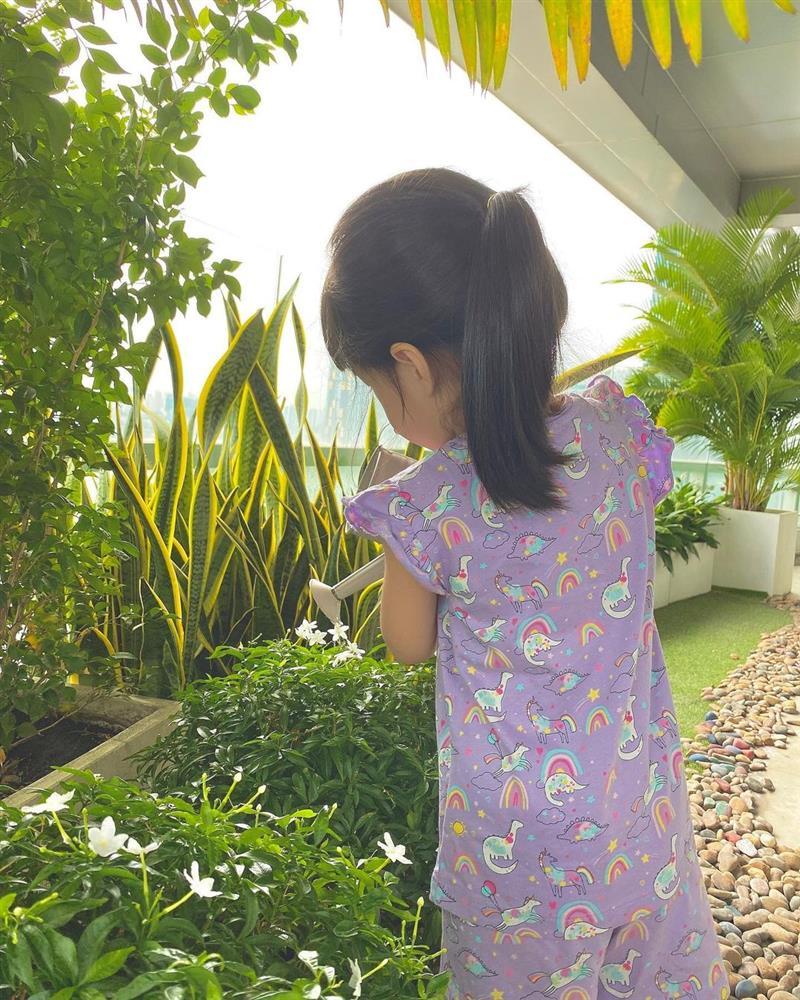 Con gái Đặng Thu Thảo lớn nhanh, đã xinh xắn còn chăm làm-1