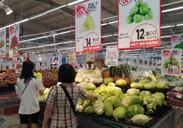 Sau 1 đêm, các siêu thị tại Hà Nội vắng người dù hàng hóa đầy ắp kệ-6