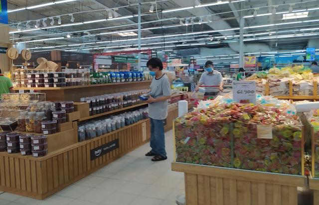 Sau 1 đêm, các siêu thị tại Hà Nội vắng người dù hàng hóa đầy ắp kệ-7