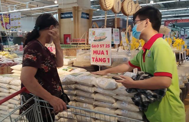 Sau 1 đêm, các siêu thị tại Hà Nội vắng người dù hàng hóa đầy ắp kệ-8