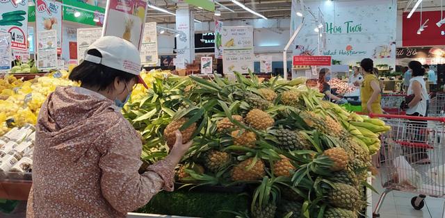 Sau 1 đêm, các siêu thị tại Hà Nội vắng người dù hàng hóa đầy ắp kệ-9