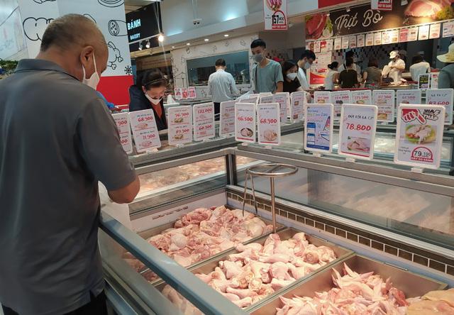 Sau 1 đêm, các siêu thị tại Hà Nội vắng người dù hàng hóa đầy ắp kệ-11