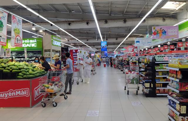 Sau 1 đêm, các siêu thị tại Hà Nội vắng người dù hàng hóa đầy ắp kệ-12