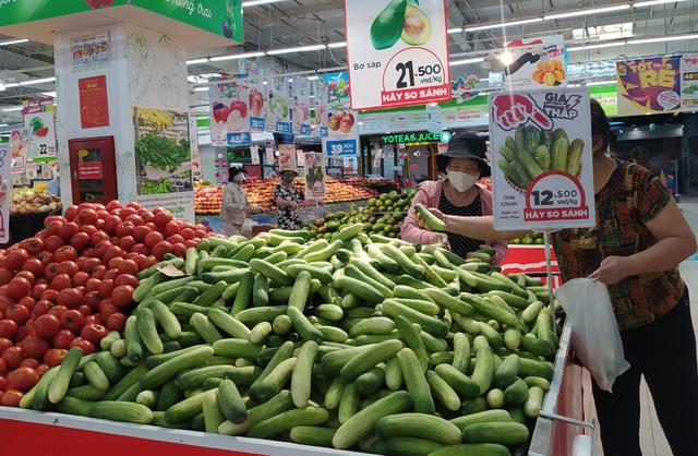 Sau 1 đêm, các siêu thị tại Hà Nội vắng người dù hàng hóa đầy ắp kệ-13