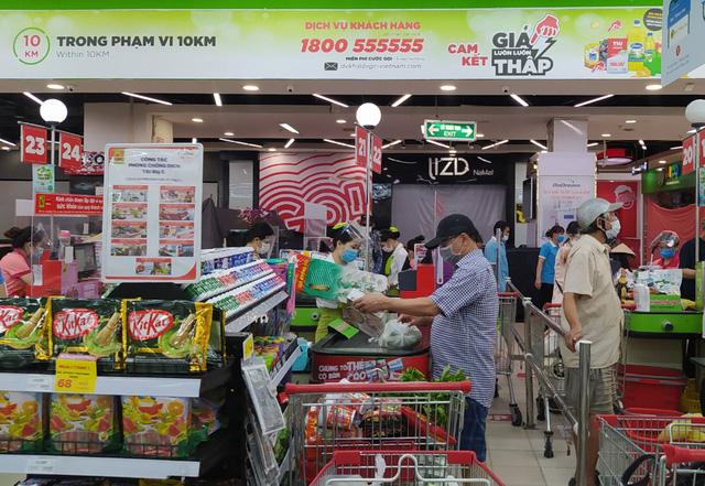 Sau 1 đêm, các siêu thị tại Hà Nội vắng người dù hàng hóa đầy ắp kệ-14