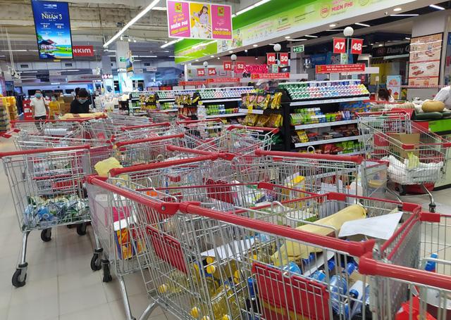 Sau 1 đêm, các siêu thị tại Hà Nội vắng người dù hàng hóa đầy ắp kệ-15