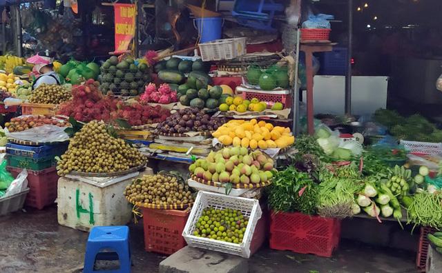 Sau 1 đêm, các siêu thị tại Hà Nội vắng người dù hàng hóa đầy ắp kệ-16