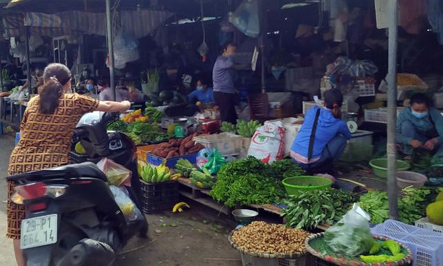Sau 1 đêm, các siêu thị tại Hà Nội vắng người dù hàng hóa đầy ắp kệ-17