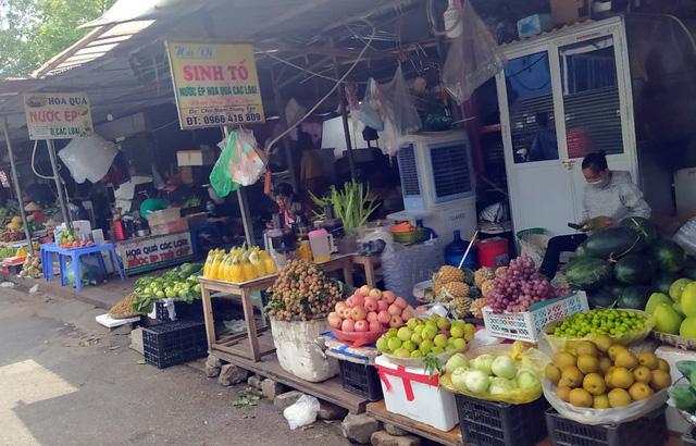 Sau 1 đêm, các siêu thị tại Hà Nội vắng người dù hàng hóa đầy ắp kệ-18