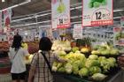 Sau 1 đêm, các siêu thị tại Hà Nội vắng người dù hàng hóa đầy ắp kệ