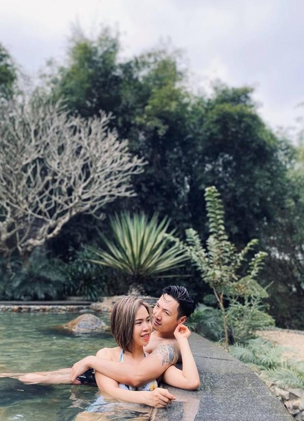 Quen nhau từ thời còn “tay trắng”, cả hai cùng sát cánh vượt qua mọi thời khắc quan trọng trong cuộc đời. Thế nên, Lan Phương luôn tự tin khi nhắc về ông xã: "Tôi luôn tin rằng, dù cho ngoài kia, những cô gái đẹp muốn tiến tới 'thả thính' chồng tôi, thì anh vẫn có đủ sự tỉnh táo, đủ tình yêu để gạt bỏ những cám dỗ và trở về bên mẹ con tôi".