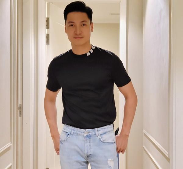 Mạnh Trường cũng rất tâm lý khi luôn chia sẻ công việc của mình với vợ: “Tất cả phim nào có cảnh nóng hay hôn tôi đều báo trước, đó là nguyên tắc của tôi.” Ngoài ra, nam diễn viên luôn giữ khoảng cách với bạn diễn, và hạn chế gặp riêng đồng nghiệp nữ.