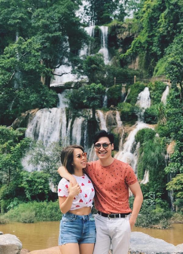 Mạnh Trường và bà xã như vợ chồng son khi đứng chung một khung hình, tình tứ và ngọt ngào.