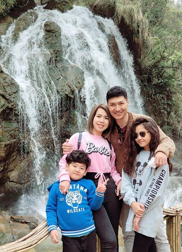 Cả gia đình thường xuyên đi du lịch, vui chơi cùng nhau.