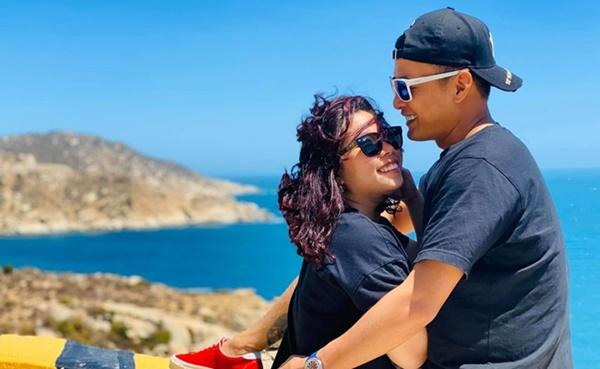 Ngoài đời, Hồng Đăng sở hữu cuộc sống hôn nhân hạnh phúc bên người vợ “thanh mai trúc mã” Anh Đào, đã gắn bó hơn 20 năm