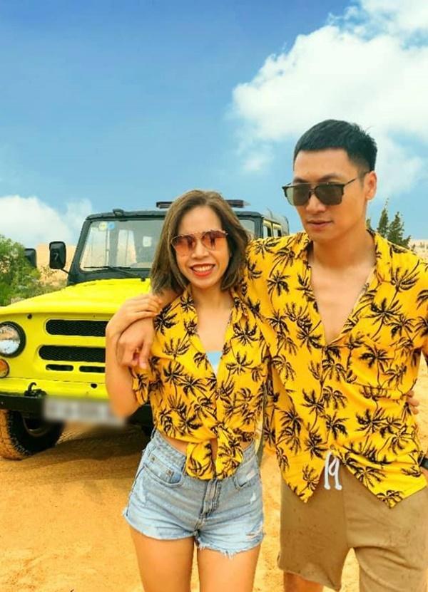 Mạnh Trường từng lên tiếng trên trang cá nhân trước những bình luận không hay về vợ: “Nhiều người từng phán xét ngoại hình của em, rằng tôi đáng lẽ phải có một người vợ xinh đẹp hơn, tôi vẫn luôn tin em là cô gái đẹp nhất mà tôi đã theo đuổi và lựa chọn. Chính em cũng đã cho tình yêu của chúng ta một cơ hội khi ngày ấy em từ bỏ cuộc sống định cư nước ngoài, từ bỏ những cơ hội lớn của cuộc đời em. Có lẽ, tôi mới thật là người may mắn khi được đồng hành với em bao năm qua”.