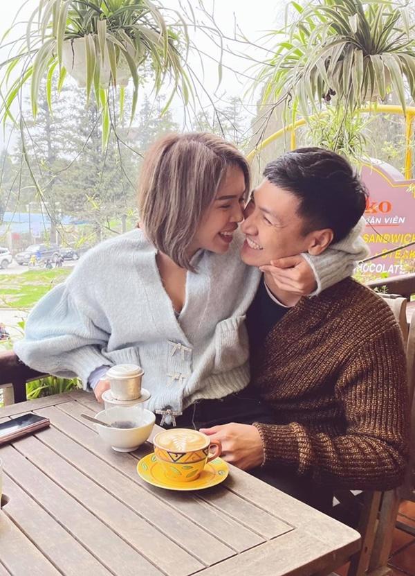 Vợ Mạnh Trường luôn là khán giả kỹ tính với mỗi vai diễn của chồng. Cô xem ông xã trên phim và đọc kịch bản cùng, góp ý và định hướng giúp diễn xuất của Mạnh Trường ngày càng hoàn thiện. Năm thứ 2 đại học, Mạnh Trường có vai diễn đầu tiên, chính Lan Phương thức cả đêm xem một mạch hết 20 tập phim để góp ý cho người yêu về cách diễn sao cho chân thực và truyền cảm hơn.