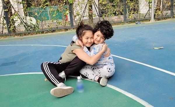 Đến nay, cặp đôi có 2 con “đủ nếp đủ tẻ” rất đáng yêu, tên thân mật là Chíp và Bon.