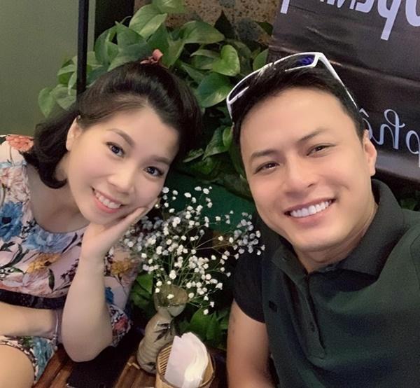 Có chồng đẹp trai, bà xã Hồng Đăng từng bị một số dân mạng chê bai, so sánh là “đôi đũa lệch” với chồng. Thế nhưng Anh Đào chọn bỏ ngoài tai những phán xét tiêu cực đó, cô luôn có chồng ở bên động viên và quan tâm. "Bạn hỏi tôi có tự ti không? Chắc chắn có. Là diễn viên anh ấy thường xuyên tham dự các sự kiện, quần áo phải sang trọng, đẹp và lịch lãm, đi cùng với nhiều bạn diễn cũng rất xinh đẹp. Về nhà, nhìn vợ mặc đồ thể thao, nhan sắc bình thường, nhiều khi tôi tự hỏi liệu chồng có chán mình không? Nhưng anh ấy vẫn động viên: 'Anh thích em đời thường như thế. Quan trọng mình phải tự tin là luôn đẹp'. Nghe vậy thấy ấm lòng và mọi cảm giác tự ti tự nhiên cũng tan biến", Anh Đào từng chia sẻ với báo chí.