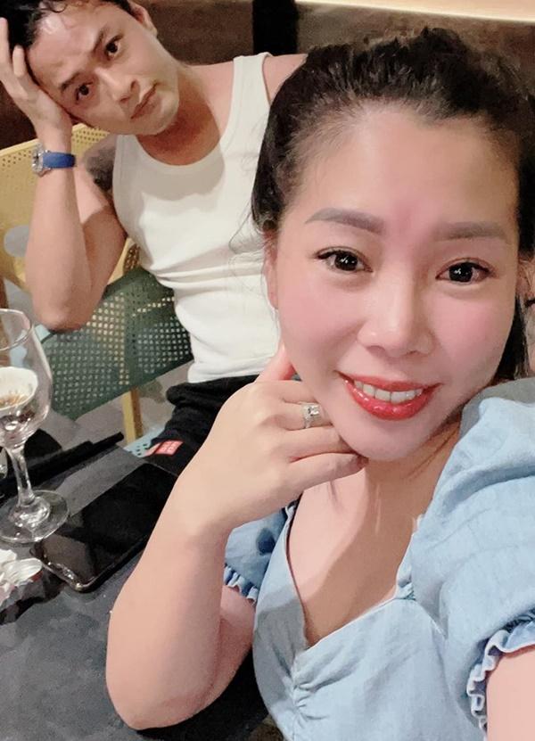 Bà xã Hồng Đăng ngày càng chăm chút ngoại hình, trẻ lên trông thấy.