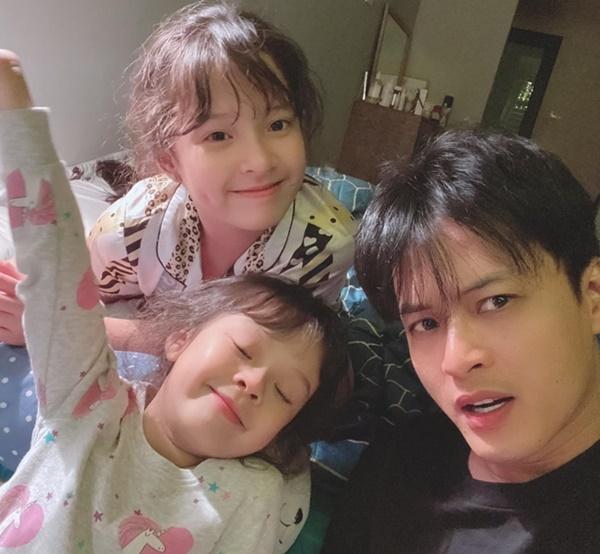 2 cô công chúa nhỏ luôn yêu thương và quấn quýt bên bố.