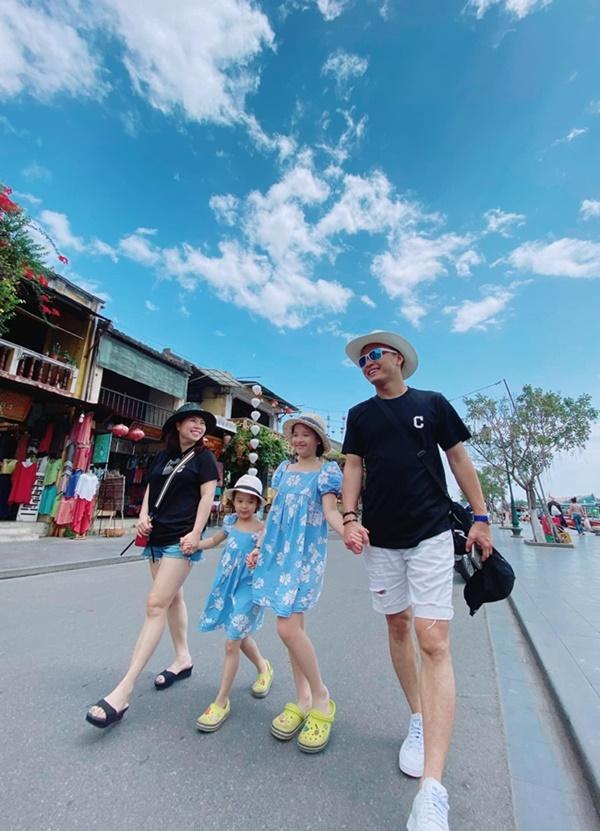 Dù lịch trình bận rộn, nam diễn viên luôn dành thời gian chăm sóc và đi du lịch cùng gia đình nhỏ của mình.