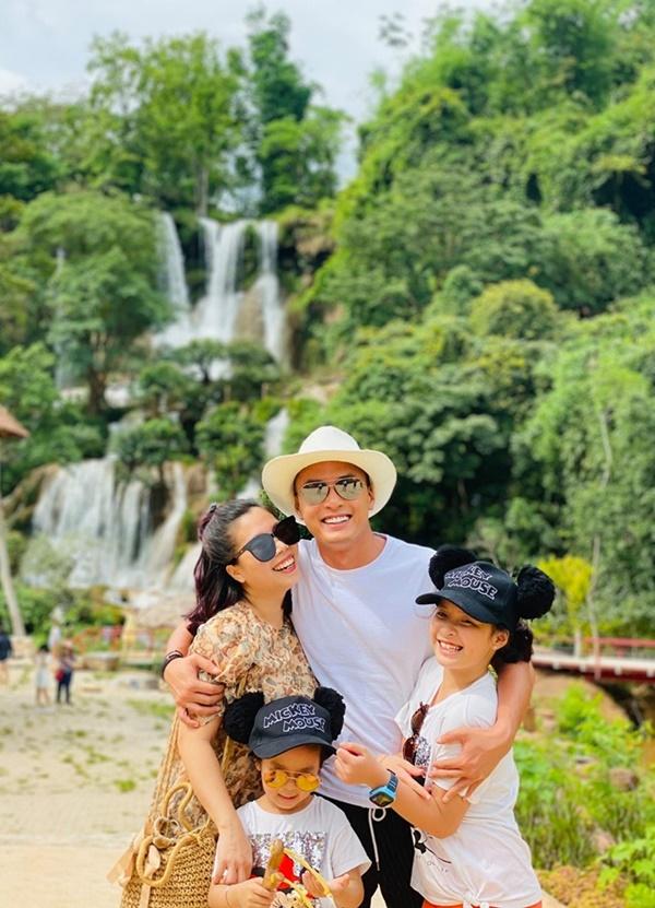 Nam diễn viên không ngần ngại khoe bà xã trên sóng truyền hình. Nói về vợ anh thể hiện sự ngưỡng mộ, trân quý: "Bà xã làm kinh doanh là một người phụ nữ chu đáo, hết lòng chăm sóc cho gia đình".