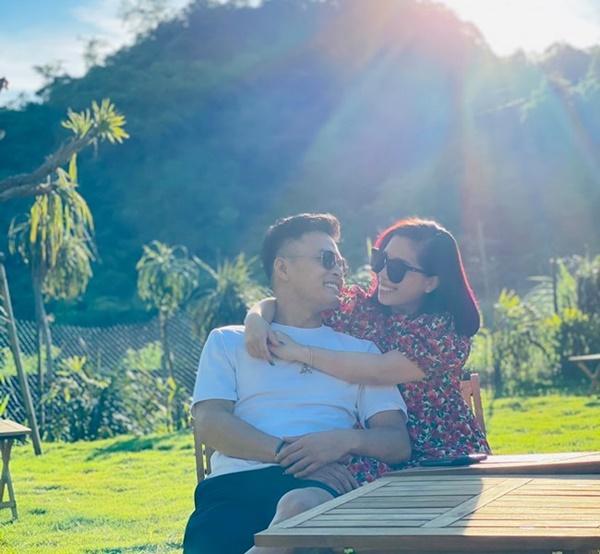 Hồng Đăng cũng từng chia sẻ về quãng thời gian gặp khó khăn về tài chính, bà xã ở bên, giúp anh vượt qua: “Lúc trắng tay, vợ chồng tôi động viên nhau cố gắng làm lại từ những việc nhỏ nhất”.