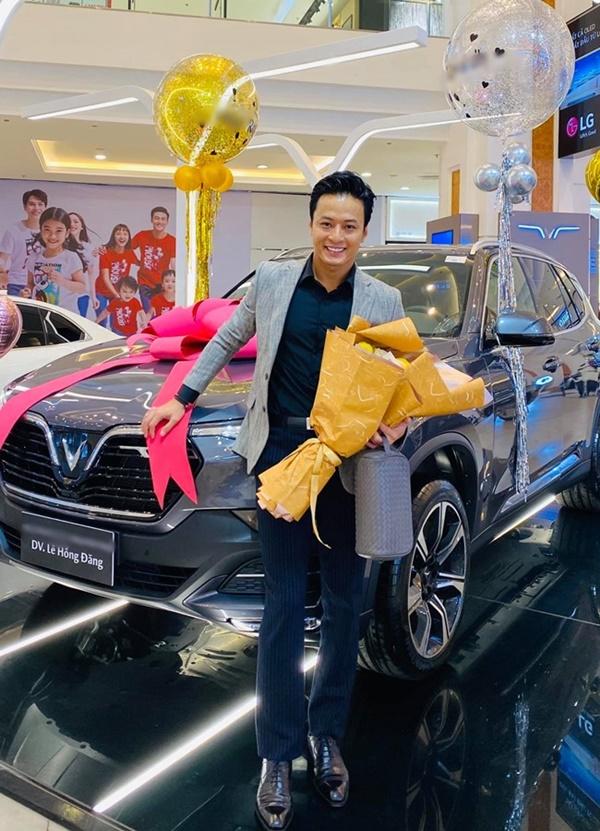 Hồng Đăng còn có "thú chơi" moto phân khối lớn, đắt đỏ. Mới đây, anh còn “tậu” thêm xế hộp có giá khoảng 1,5 tỷ đồng.