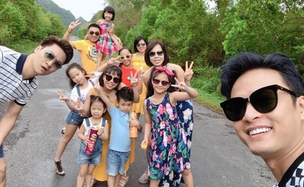 Có mối quan hệ thân thiết, cả hai gia đình còn thường xuyên đi du lịch cùng nhau.