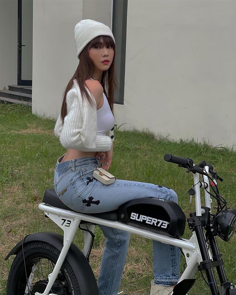 Ngọc Trinh thả dáng bên siêu xế, ông trùm kim cương cũng trầm trồ-6