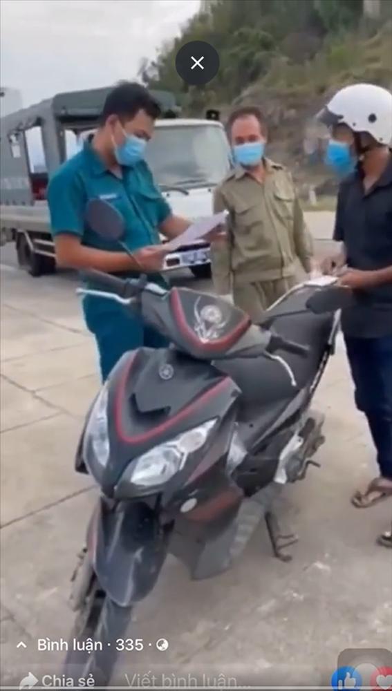 Clip: Phó Chủ tịch phường thu xe dân, tuyên bố bánh mì không thiết yếu-1