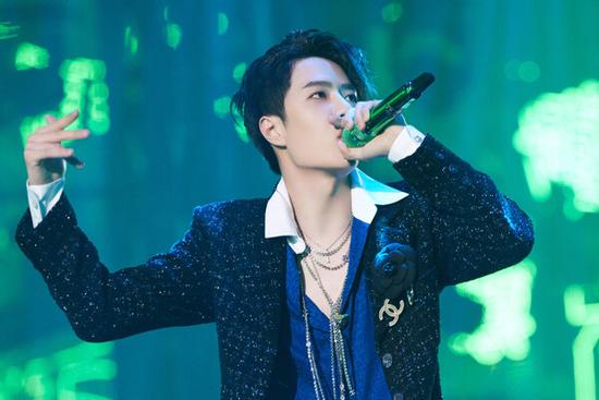 Vương Nhất Bác thu hút hơn 800 triệu lượt người xem nhờ vũ đạo gợi cảm