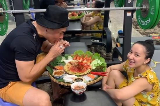 Lê Dương Bảo Lâm bị xỉa xói vì khoe đồ ăn đắt đỏ giữa mùa dịch