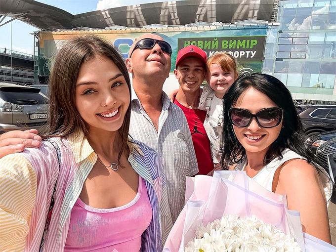 Lan truyền ảnh Bùi Tiến Dũng ôm chặt bồ Tây giữa sân bay mùa dịch-2