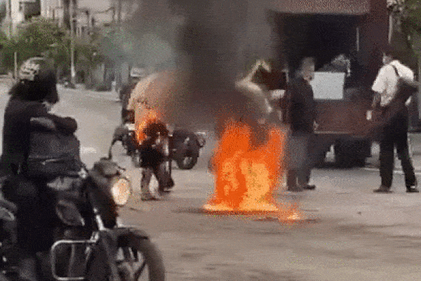 Clip: Kinh hãi người đàn ông nghi tự thiêu, cháy đùng đùng giữa đường