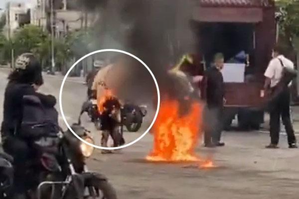 Clip: Kinh hãi người đàn ông nghi tự thiêu, cháy đùng đùng giữa đường-2