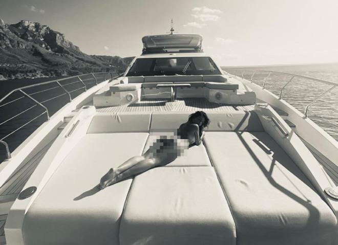 Bạn gái Ronaldo quên mặc quần, tạo dáng gợi cảm như tiên cá-1